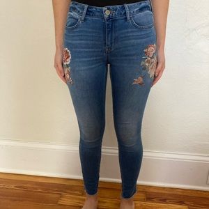 ana Jeggings. Floral design. Medium Wash. Size 6